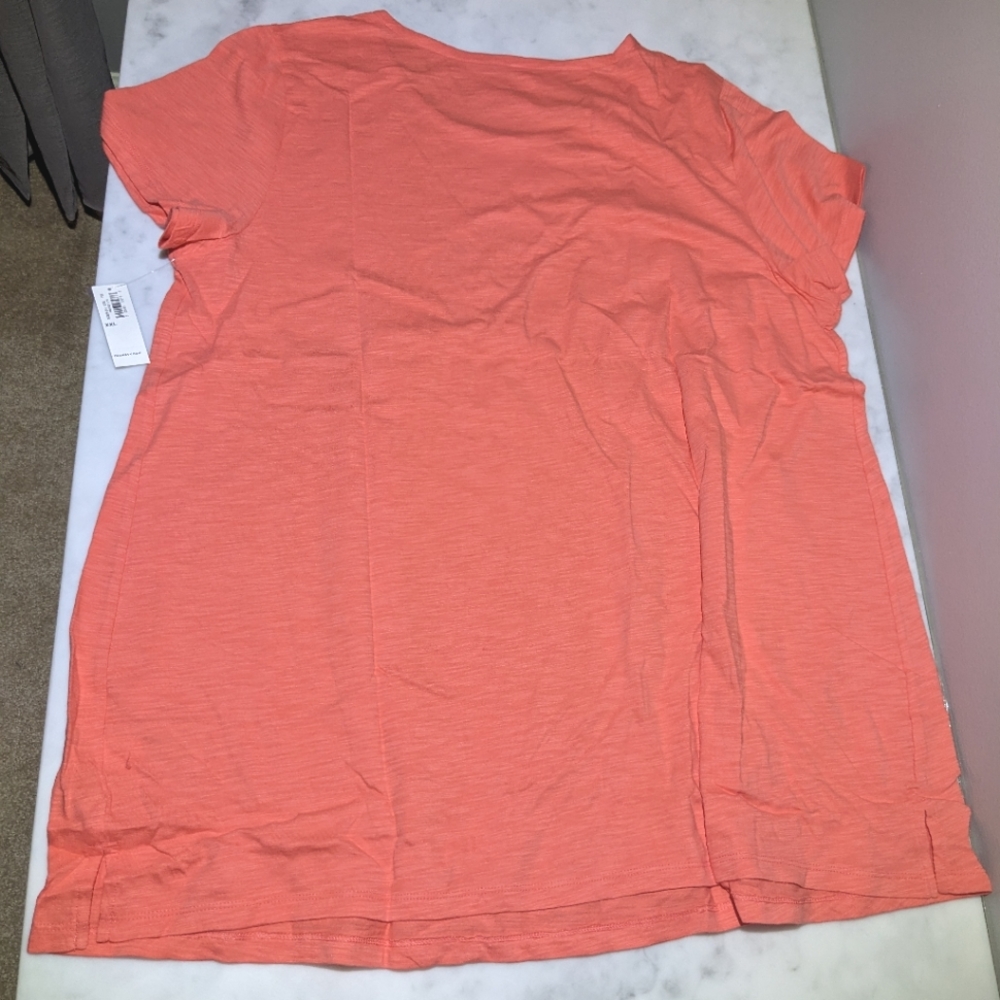 Old Navy Relaxed Fit Maternity Top / Old Navy Tee - Picture 2 of 10